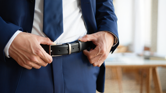 Gürtel zum Anzug: So kombinierst du einen Gürtel ohne Löcher mit formellen Outfits